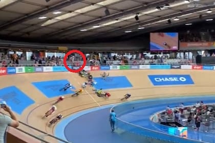 El momento en el que el ciclista vuela hacia las gradas durante un accidente en una carrera de ciclismo en los Juegos de la Commonwealth