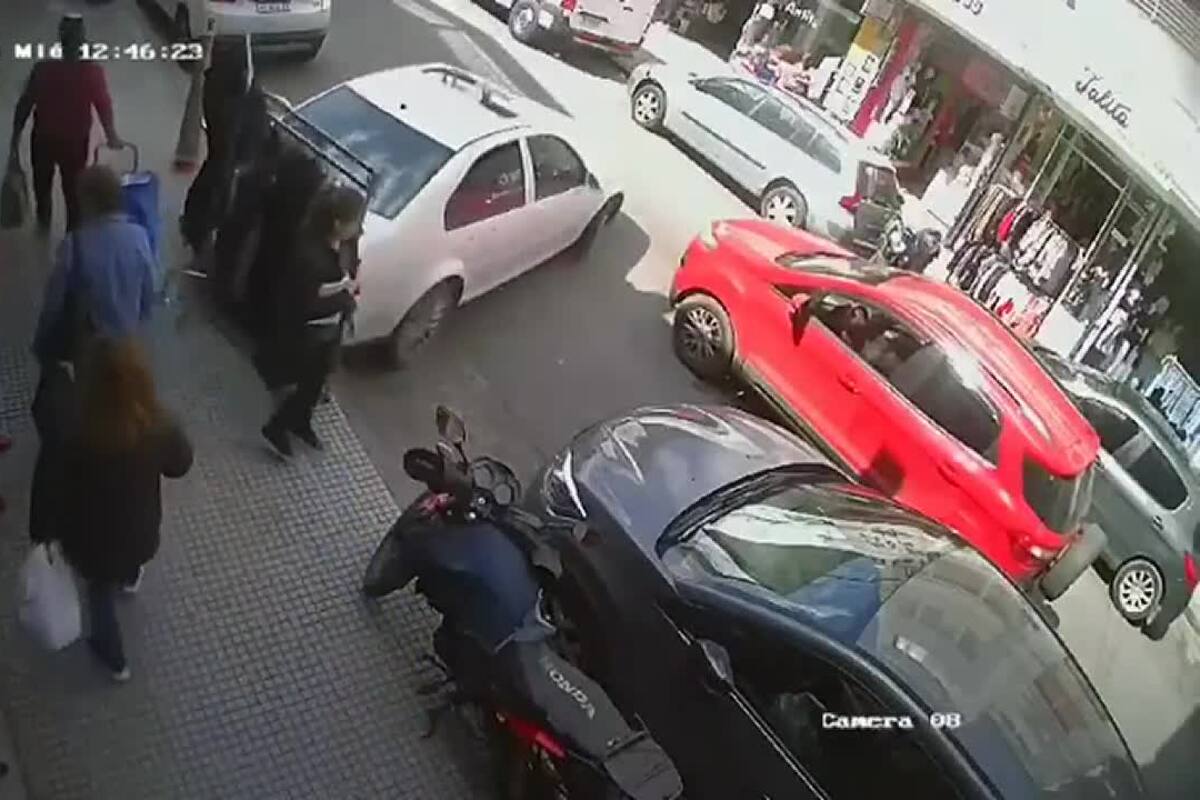 El momento en el que el conductor del Volkswagen da marcha atrás y atropella a la mujer de 71 años en Floresta