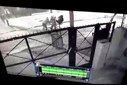 El momento en el que el delincuente detiene al repartidor