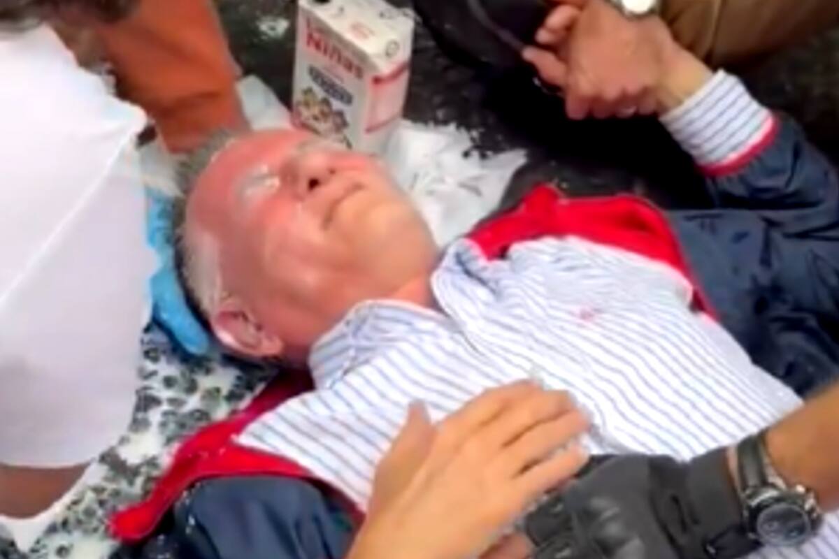 El momento en el que el diputado Carlos Castagneto es asistido tras ser rociado por las fuerzas de seguridad con gas pimienta