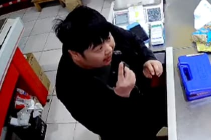 El momento en el que el dueño del supermercado amenaza a un cliente que intenta llevarse un dulce de lecha y un pedazo de queso sin pagarlos
