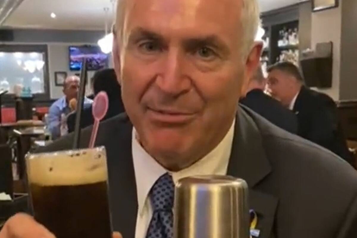 El momento en el que el embajador de Estados Unidos en Argentina, Marc Stanely, prueba el fernet por primera vez.