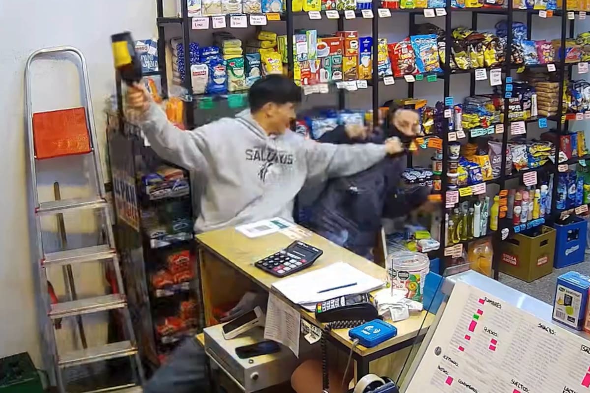 El momento en el que el empleado golpeó al delincuente (Ảnh: Captura)