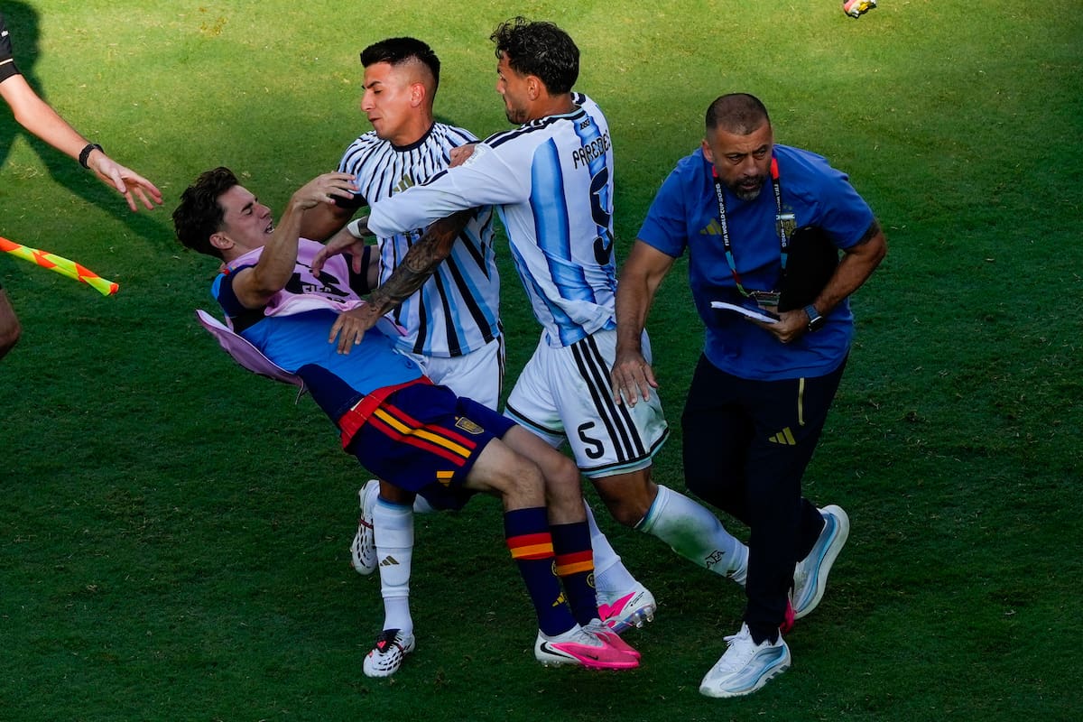 El momento en el que el español Gavi cae al césped, agredido por Leandro Paredes; el futbolista argentino de Boca recibió diez fechas de suspensión