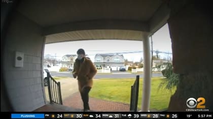 El momento en el que el estafador se acerca a la de casa de la mujer para recibir el dinero