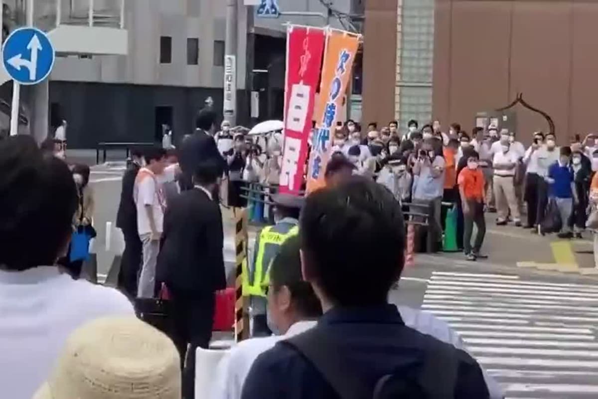 El momento en el que el exprimer ministro japonés Shinzo Abe recibe un disparo de bala durante un acto político, llevado a cabo en la ciudad de Nara, al oeste de Japón