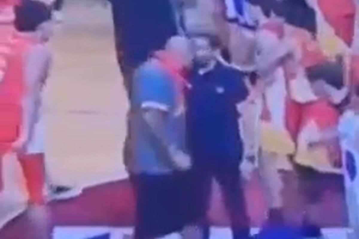 El momento en el que el fanático de Belgrano agrede al ayudate técnico de Regatas