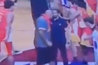 Inesperado: un hincha noqueó de un cabezazo a un ayudante técnico en el clásico de San Nicolás