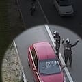 Quiso escapar de un control con un auto robado y chocó cinco vehículos: tenía tres bolsas con cocaína