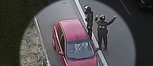 Quiso escapar de un control con un auto robado y chocó cinco vehículos: tenía tres bolsas con cocaína