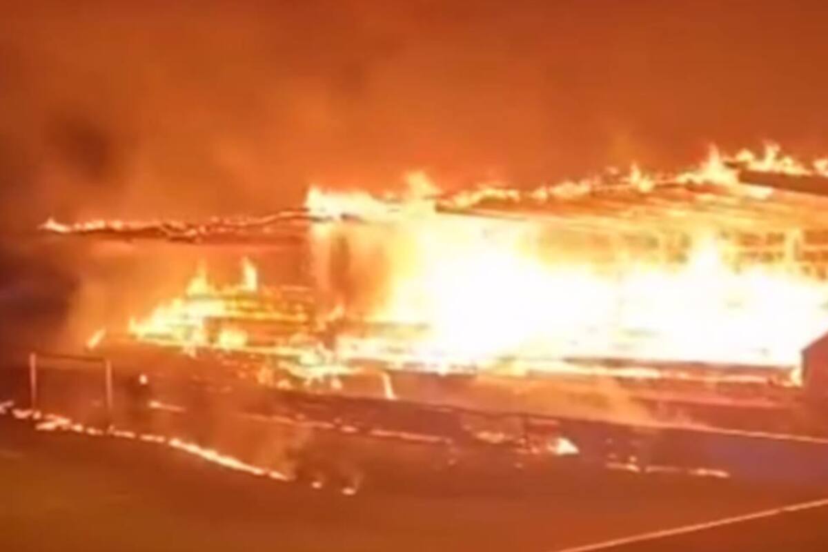 El momento en el que el fuego se apoderó de la tribuna