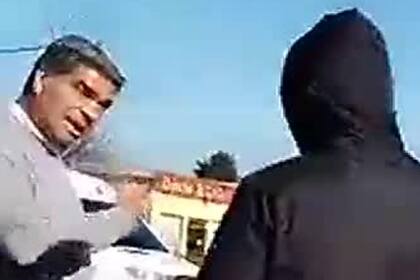 El momento en el que el gobernador de la provincia le pide a uno de los referentes del movimiento que liberen la ruta