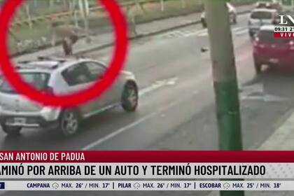 El momento en el que el hombre camina por el techo del vehículo