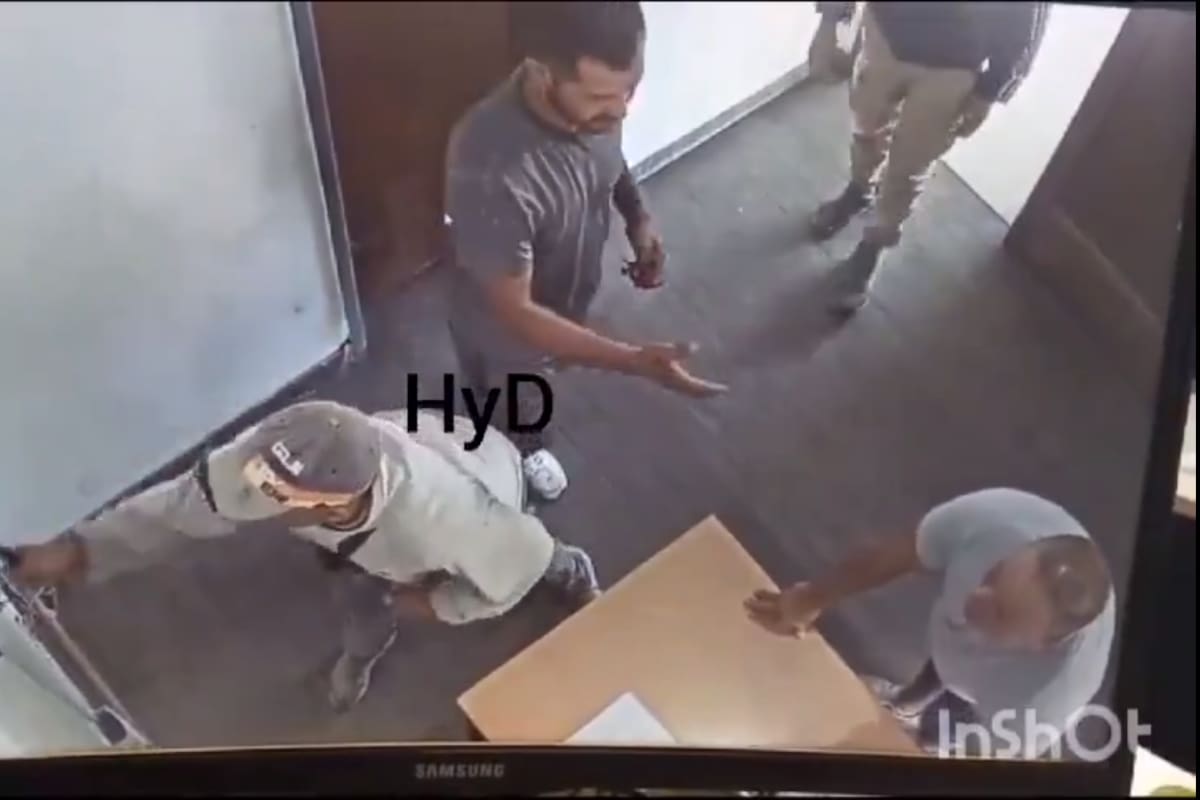 El momento en el que el hombre destruye a martillazos el sistema biométrico de control de presentismo