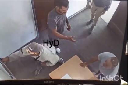 El momento en el que el hombre destruye a martillazos el sistema biométrico de control de presentismo