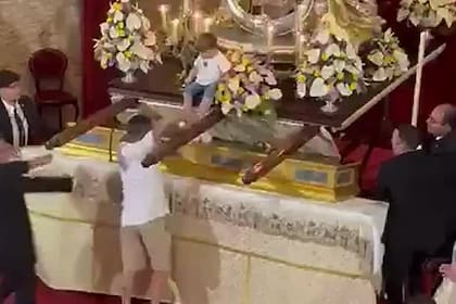 El momento en el que el hombre lleva al altar a su hijo