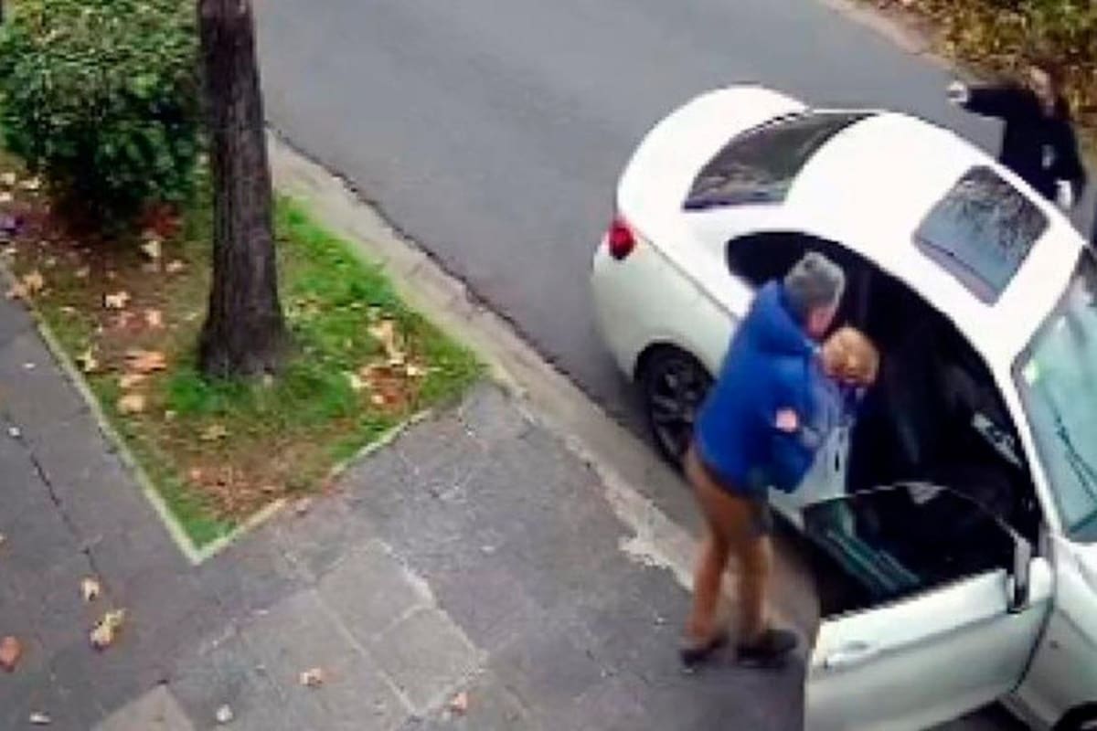 El momento en el que el hombre logra bajar a su hijo del auto