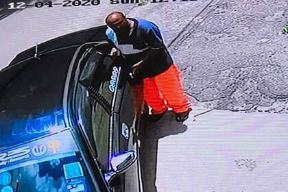 El momento en el que el hombre observó a su alrededor si no había nadie para luego dejar a su perra y una caja con los cachorros en la calle