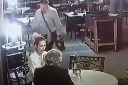 El momento en el que el hombre se acercó a decirle algo a Alberto Fernández. Foto: captura