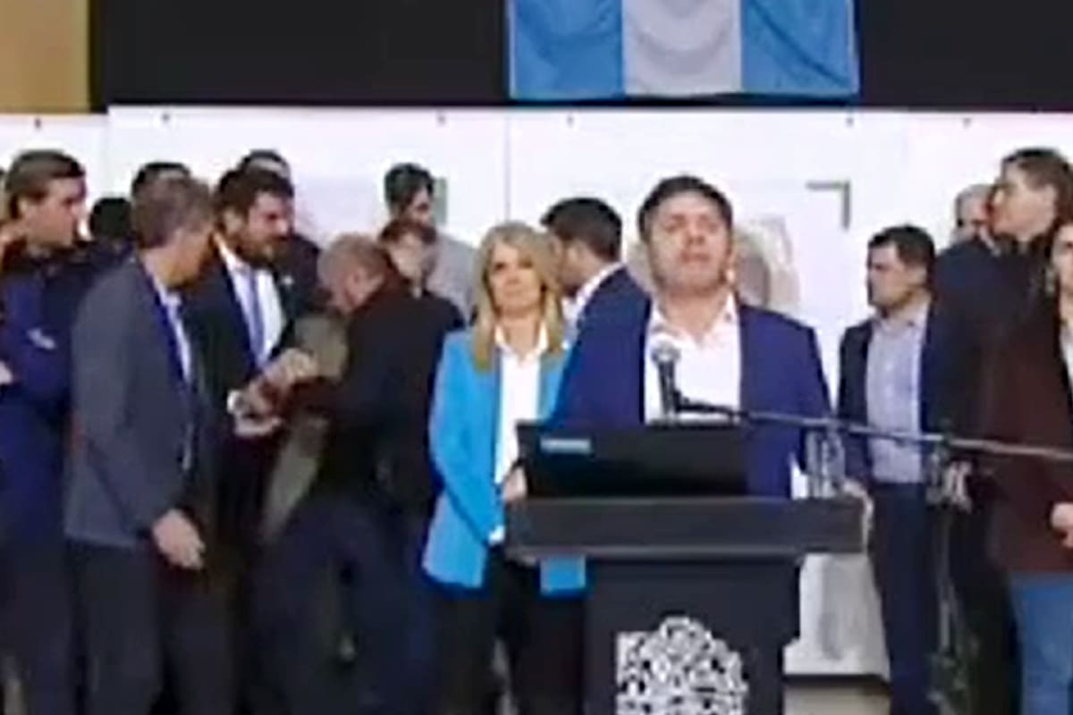 El momento en el que el intendente del Partido de la Costa se desvanece mientras Axel Kicillof habla desde la Casa de la Provincia