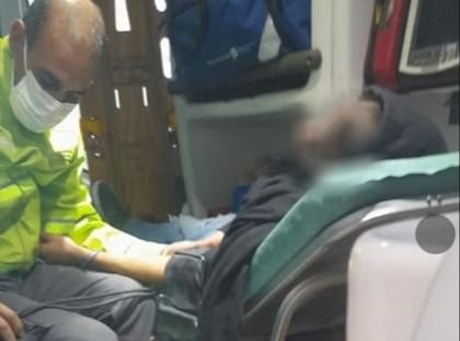 El momento en el que el joven agredido en la Escuela Técnica Albert Thomas era trasladado por personal de SAME
