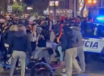El momento en el que el joven cayó al suelo y fue asistido por transeúntes