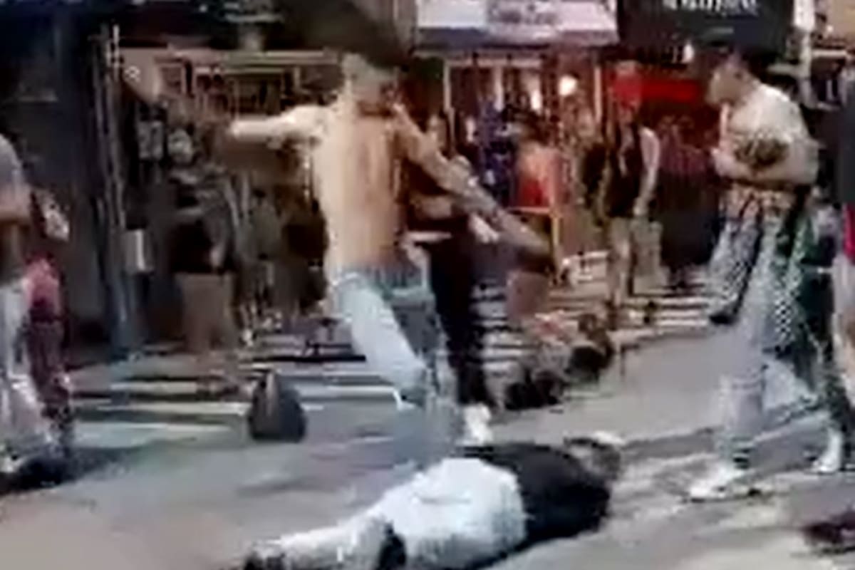 El momento en el que el joven de 16 años recibe una brutal patada en la cabeza tras una pelea sobre la peatonal Justa Lima, en la localidad de Zárate