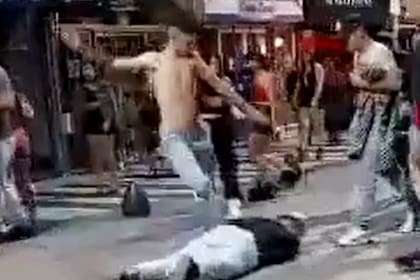 El momento en el que el joven de 16 años recibe una brutal patada en la cabeza tras una pelea sobre la peatonal Justa Lima, en la localidad de Zárate