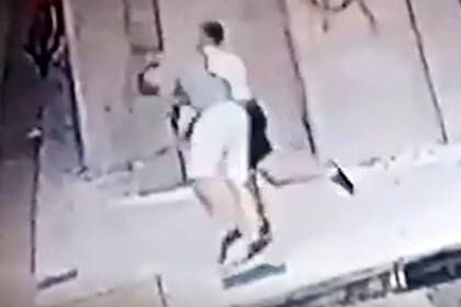 El momento en el que el joven de 24 años noquea a un hombre con el que mantuvo una discusión en el centro de La Plata