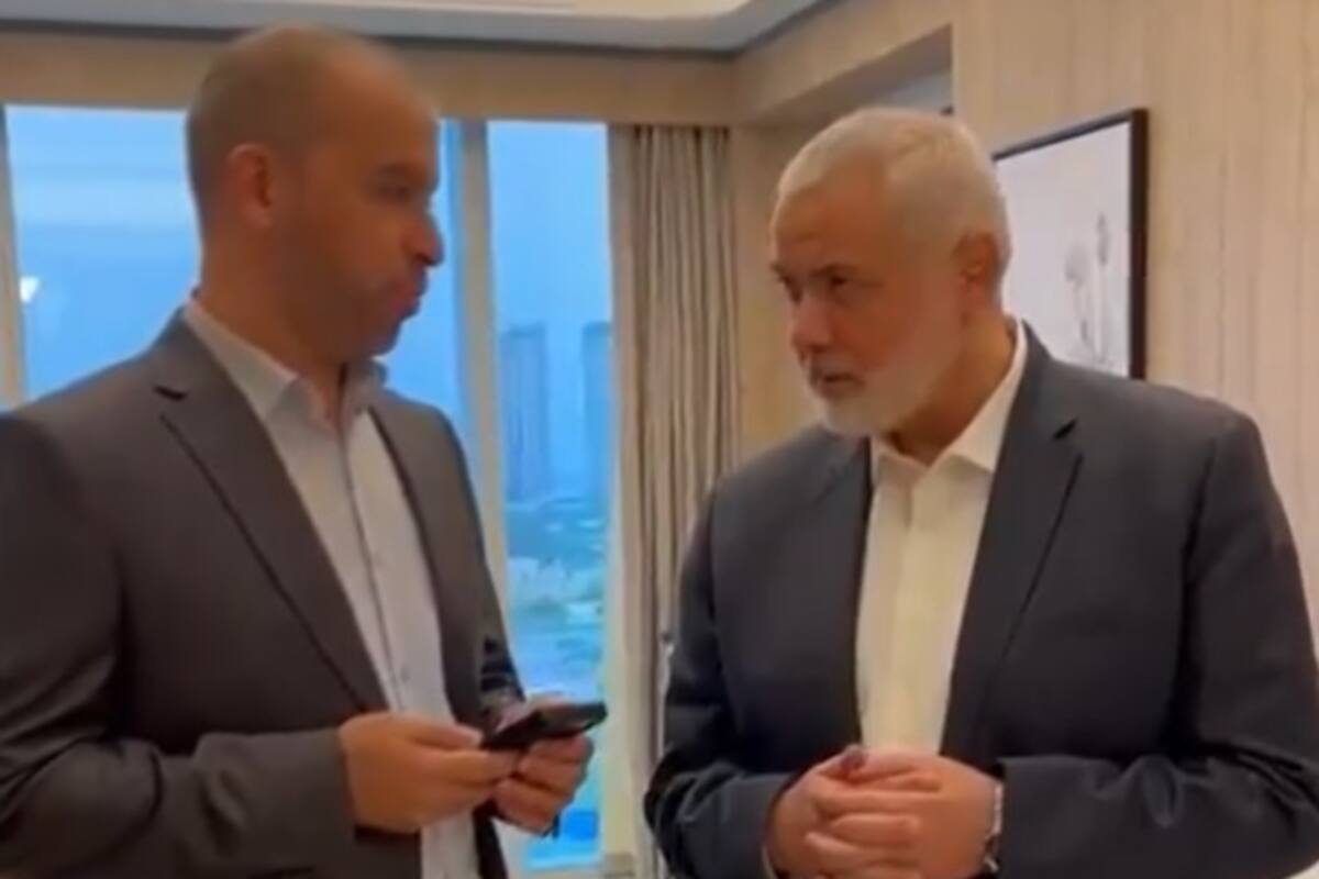 El momento en el que el líder político de Hamas se entera de la muerte de varios de sus hijos y nietos.