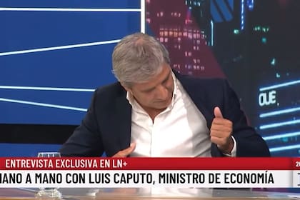 El momento en el que el ministro Luis Caputo revisa la marca de su saco.