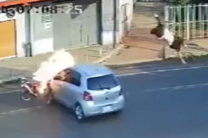 El momento en el que el motociclista queda suspendido en el aire tras el choque y su vehículo se enciende en llamas