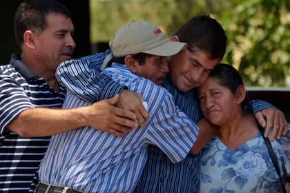 El momento en el que el náufrago pudo reencontrase con su familia tras más de un año en el mar