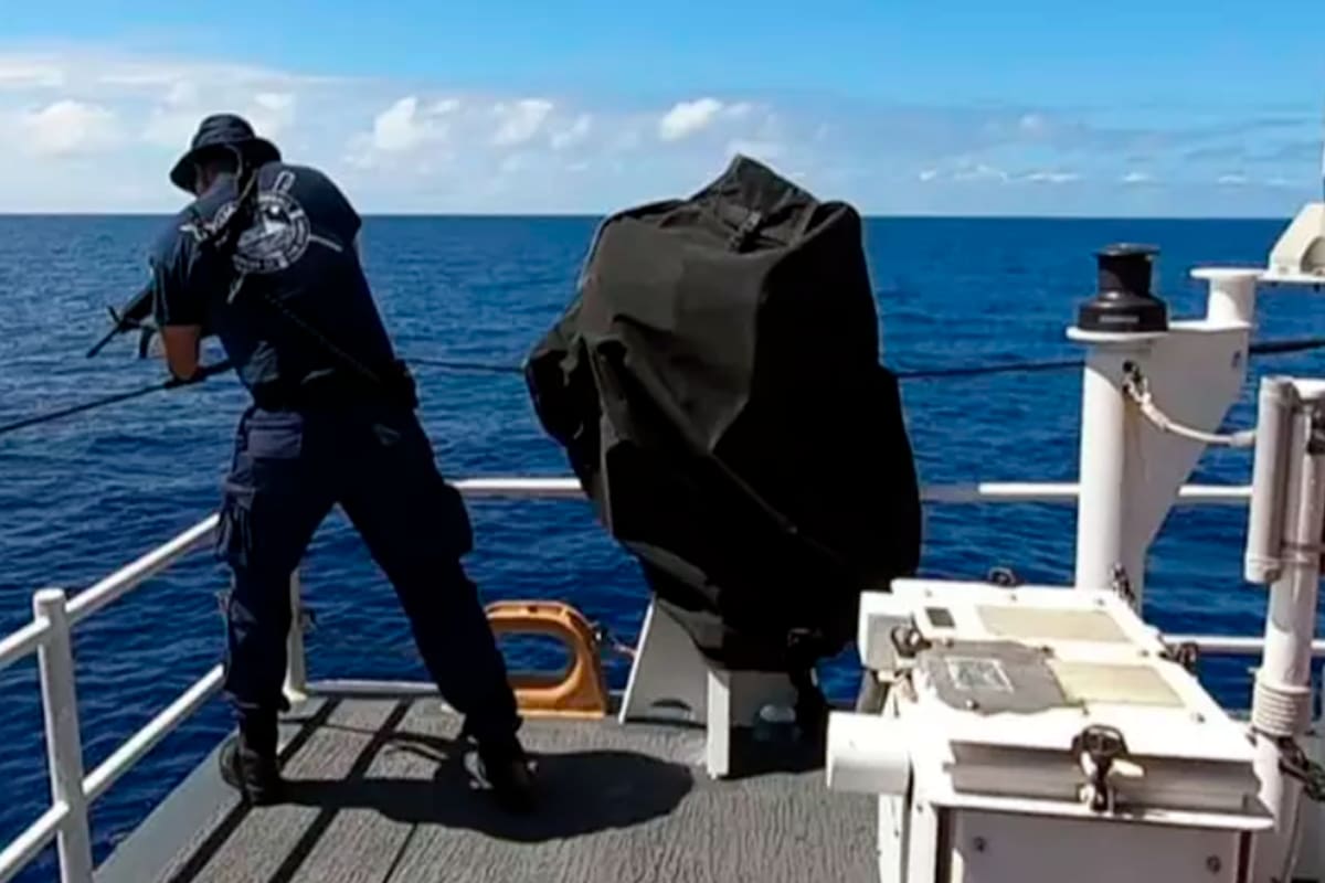 El momento en el que el oficial Samuel Cintron le dispara al tiburón en Oceanía