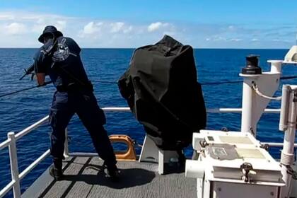 El momento en el que el oficial Samuel Cintron le dispara al tiburón en Oceanía