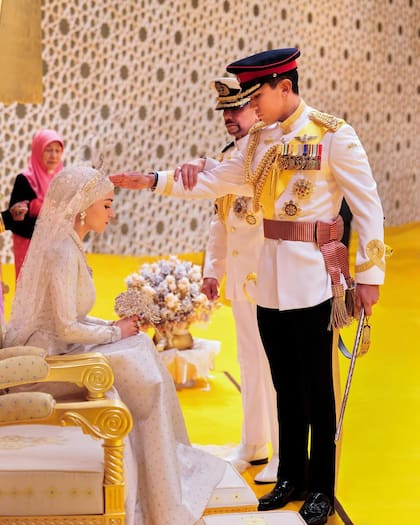 El momento en el que el padre del novio, el sultán Hassanal Bolkiah, pone la mano de su hjo sobre la frente de su novia como símbolo de unión.