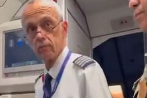 El momento en el que el piloto es detenido