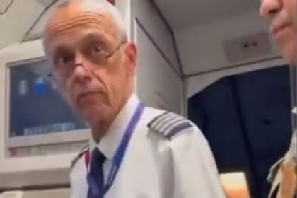 El momento en el que el piloto es detenido