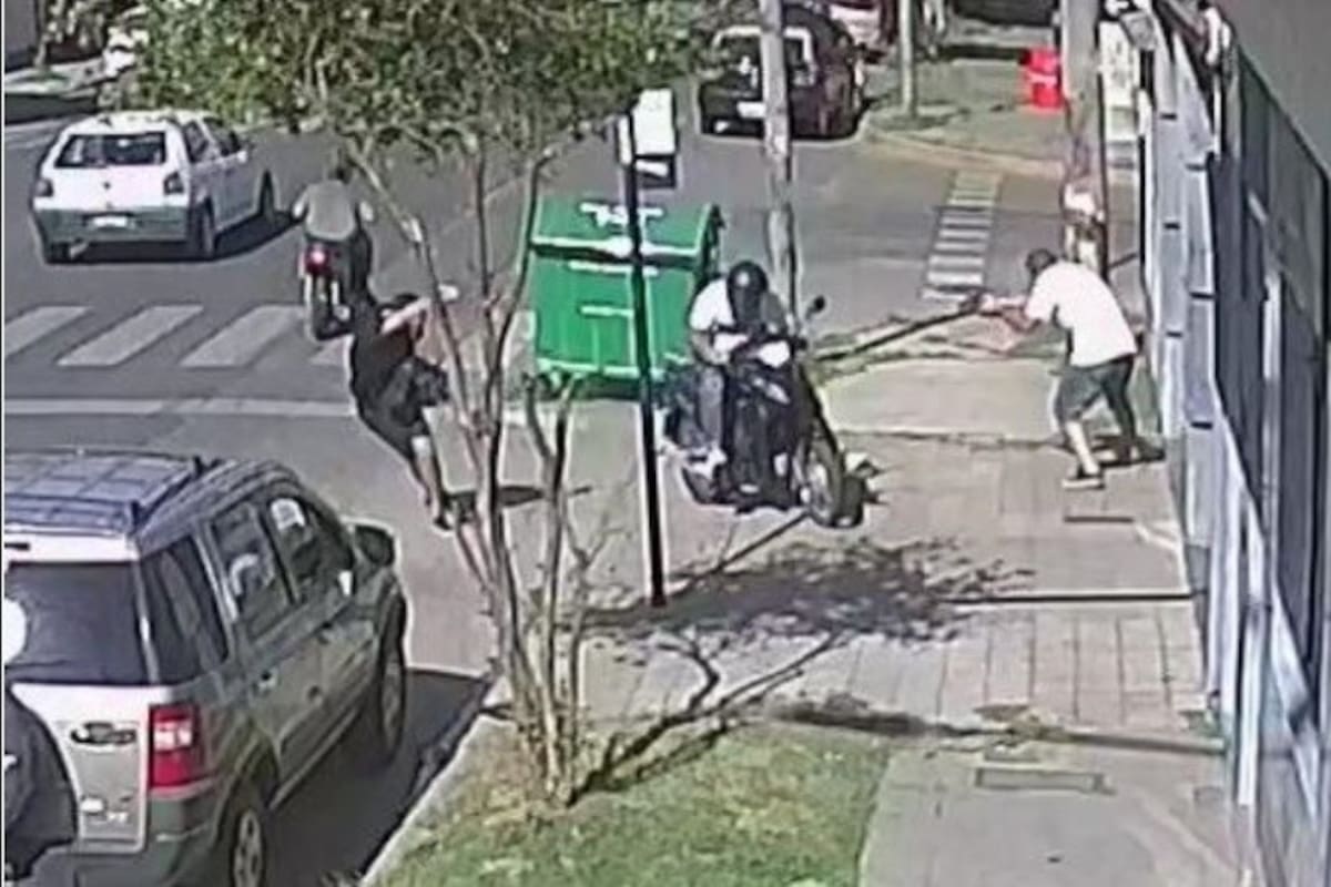 El momento en el que el policía abre fuego contra los asaltantes fue captado por las cámaras de seguridad
