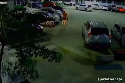 El momento en el que el policía amenaza a un conductor