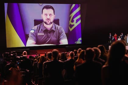 El momento en el que el presidente de Ucrania, Volodimir Zelensky, habló por videoconferencia en directo durante la apertura del Festival de Cannes de este año, el 17 de mayo pasado