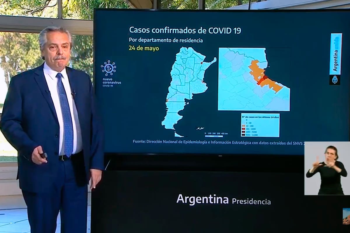 El momento en el que el Presidente le pidió a sus colaboradores que detuvieran una placa para poder explicarla