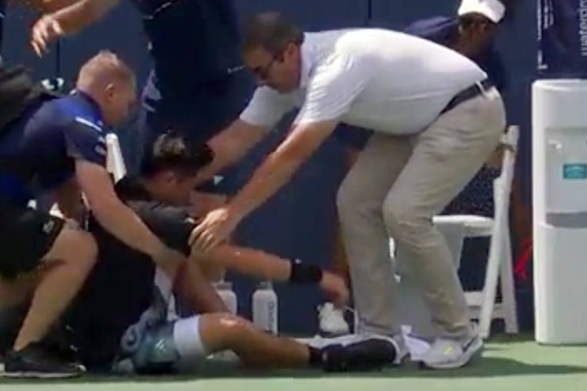 El momento en el que el tenista chino Yibing Wu colapsó por el calor durante el torneo de Washington