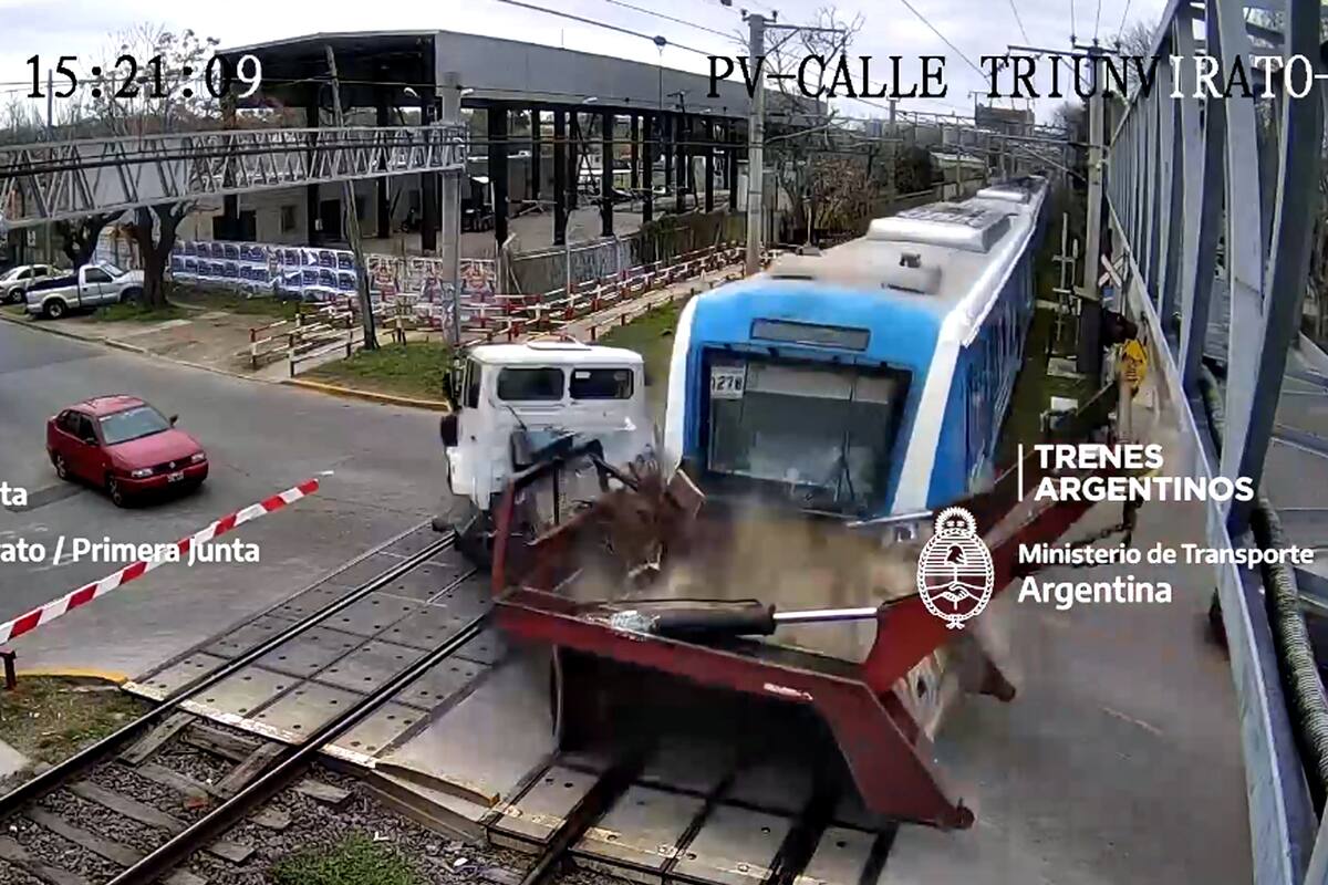 El momento en el que el tren arrolla el camión
