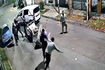 El momento en el que el uno de los nietos de la mujer engañada golpea a uno de los cartoneros