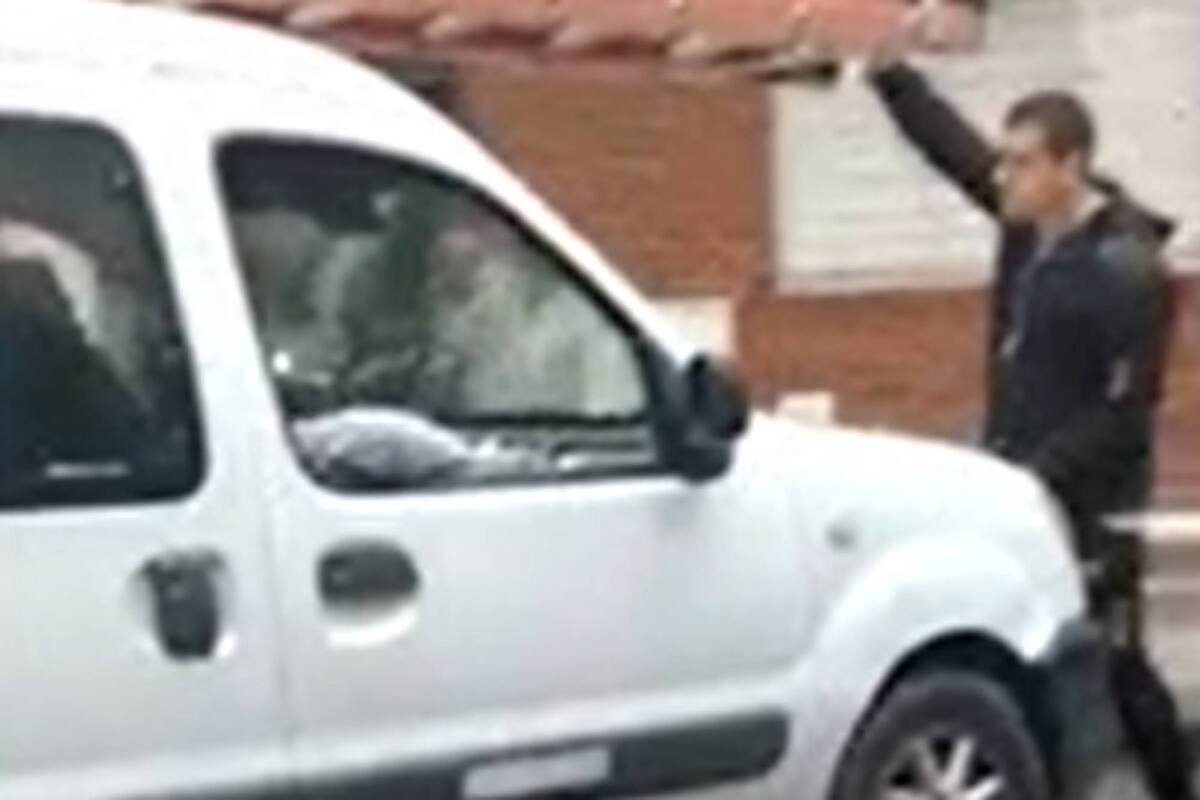 El momento en el que el utilitario avanza sobre el taxista