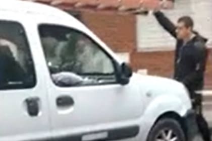 El momento en el que el utilitario avanza sobre el taxista