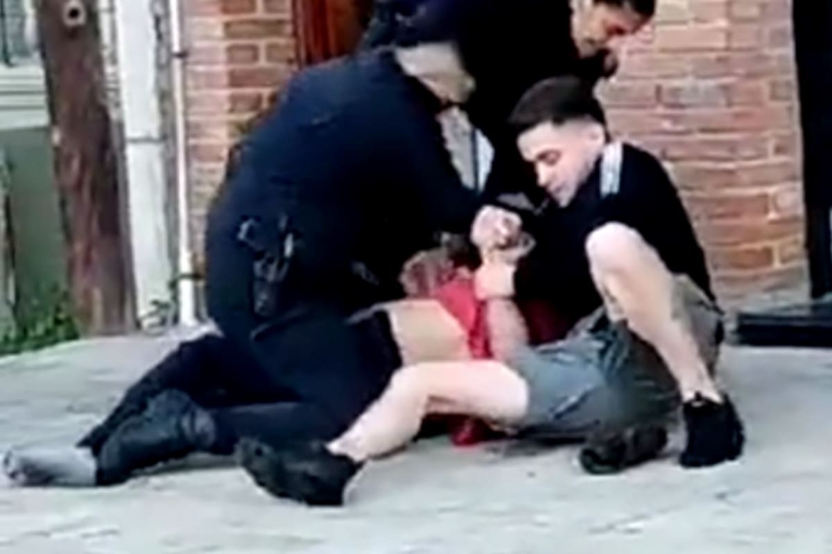 El momento en el que el vecino aplica una llave al delincuente mientras dos policías tratan de esposarlo tras el acto delictivo