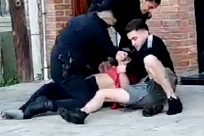 El momento en el que el vecino aplica una llave al delincuente mientras dos policías tratan de esposarlo tras el acto delictivo