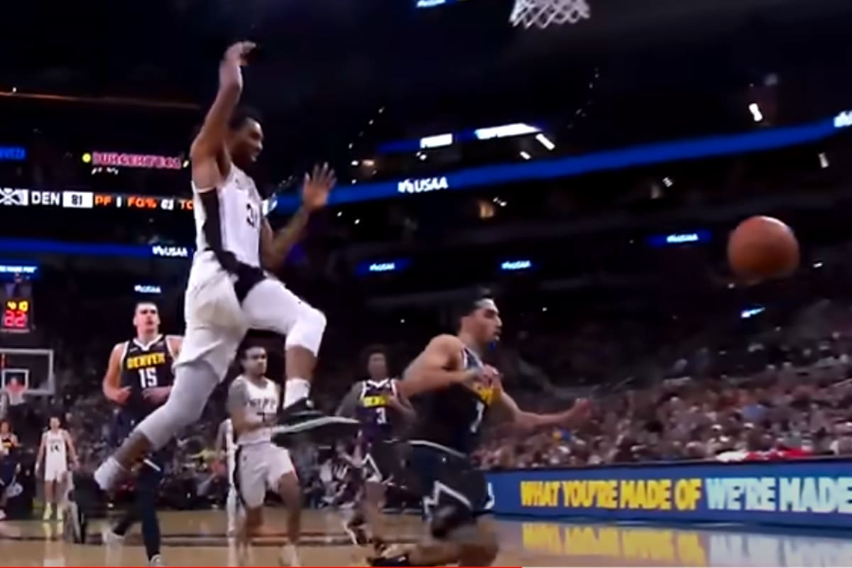 El momento en el que Facundo Campazzo evita el doble seguro de Keita Bates-Diop, de San Antonio.